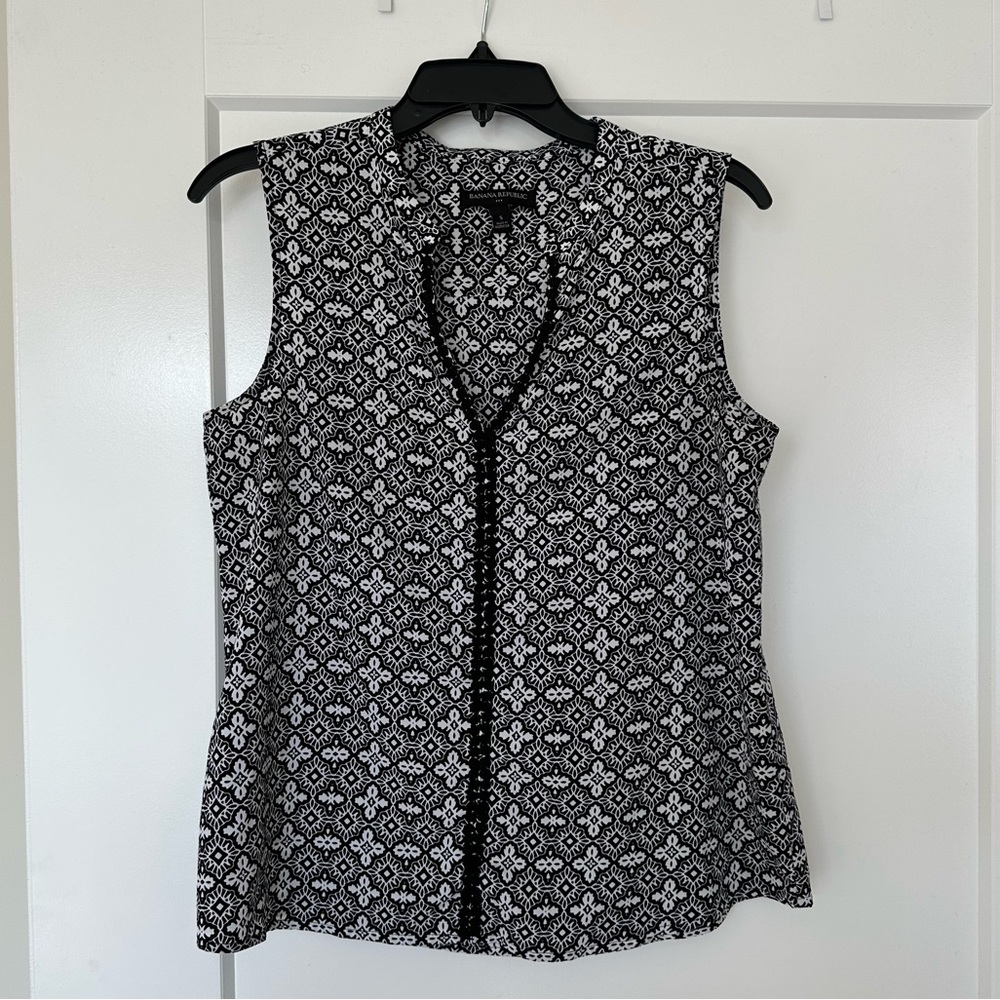 Banana Republic Black and white V neck Sleeveless Blouse Size S